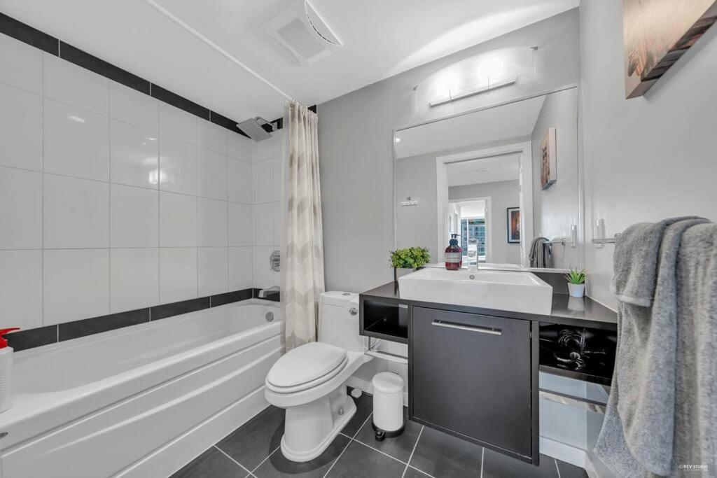 Spacious Dt 2-Bdr High-Rise With View, Pool, Gym Vancouver Exteriör bild